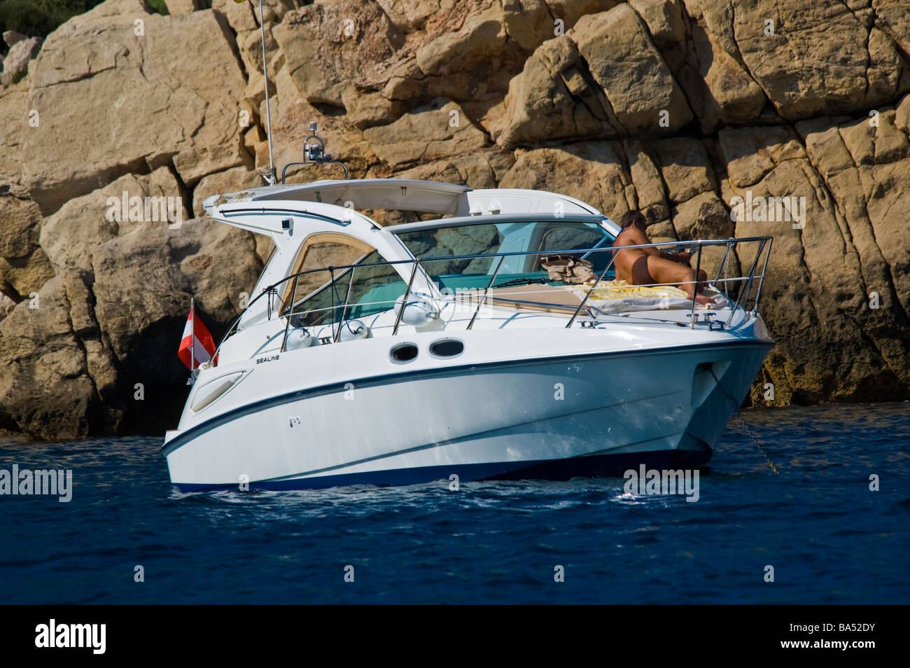 Sealine Powerboat anchoring in front of cliff La Dragonera Majorca Baleares Spain | Sealine Motoryacht ankert vor einer Klippe Stock Photo