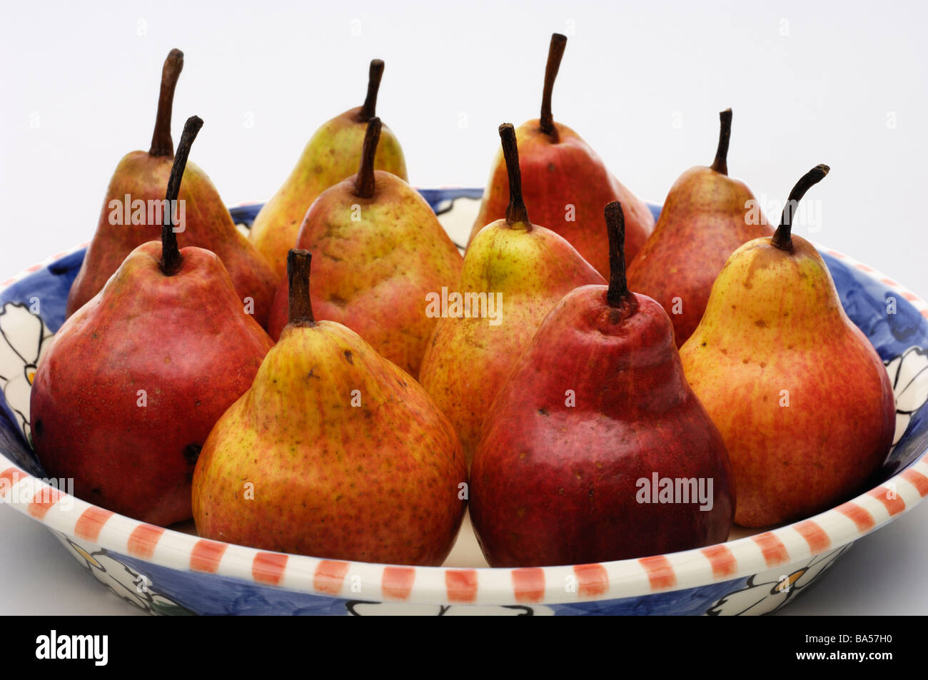 https://c8.alamy.com/comp/BA57H0/a-dish-of-red-sensation-bartlett-pears-BA57H0.jpg