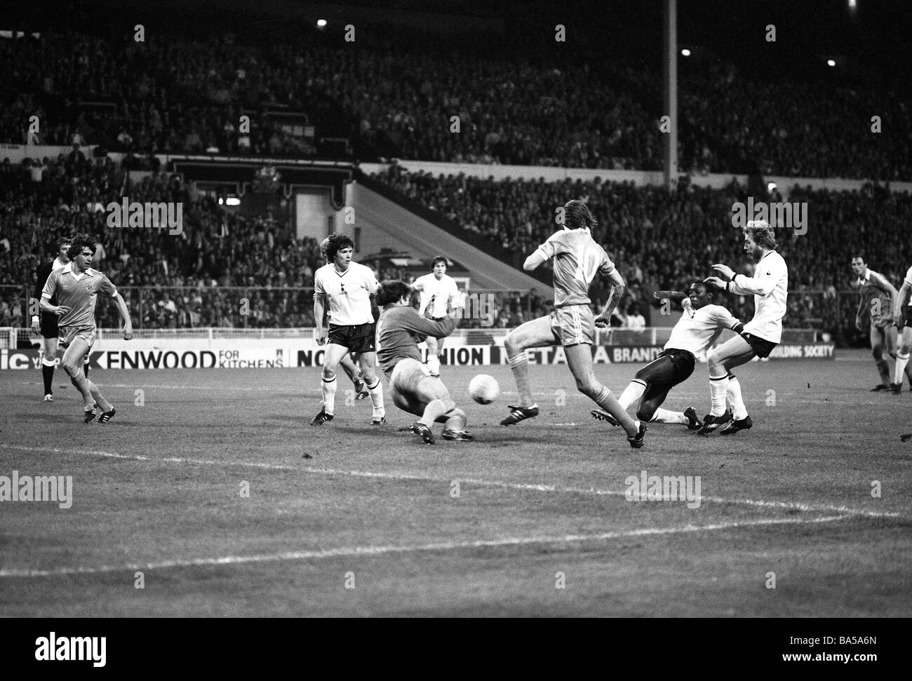 Tottenham Hotspur V Manchester City FA Cup Final replay at Wembley 1981 Garth Crooks beats Joe Corrigan to score for Spurs Stock Photo