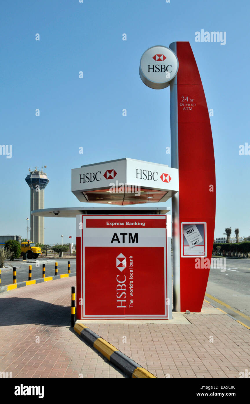 HSBC 'drive through' ATM services facility for motorists approx midpoint on King Fahd causeway linking Bahrain to Saudi Arabia Stock Photo