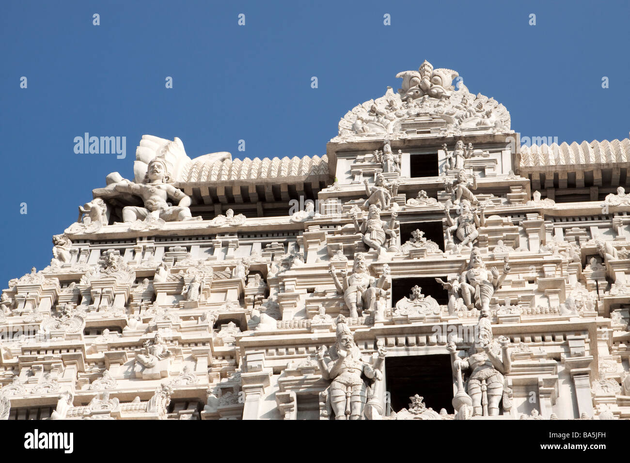 India Tamil Nadu Tiruvannamalai Arunachaleswar temple recently restored plain white gopuram Stock Photo