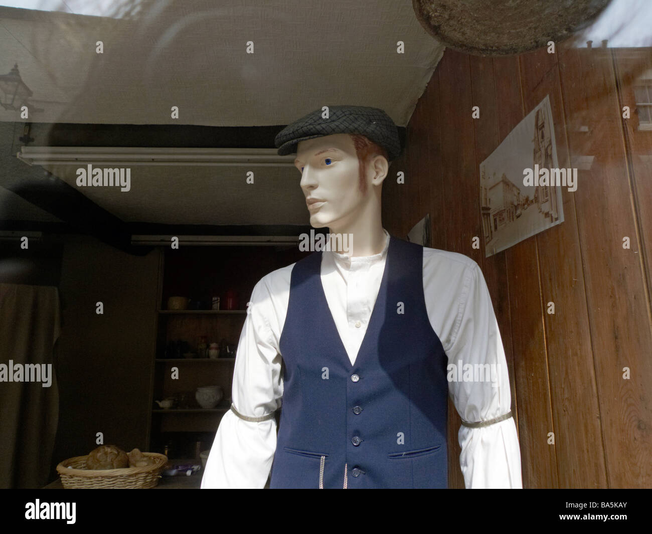 Victorian clothes hi-res stock photography and images - Alamy