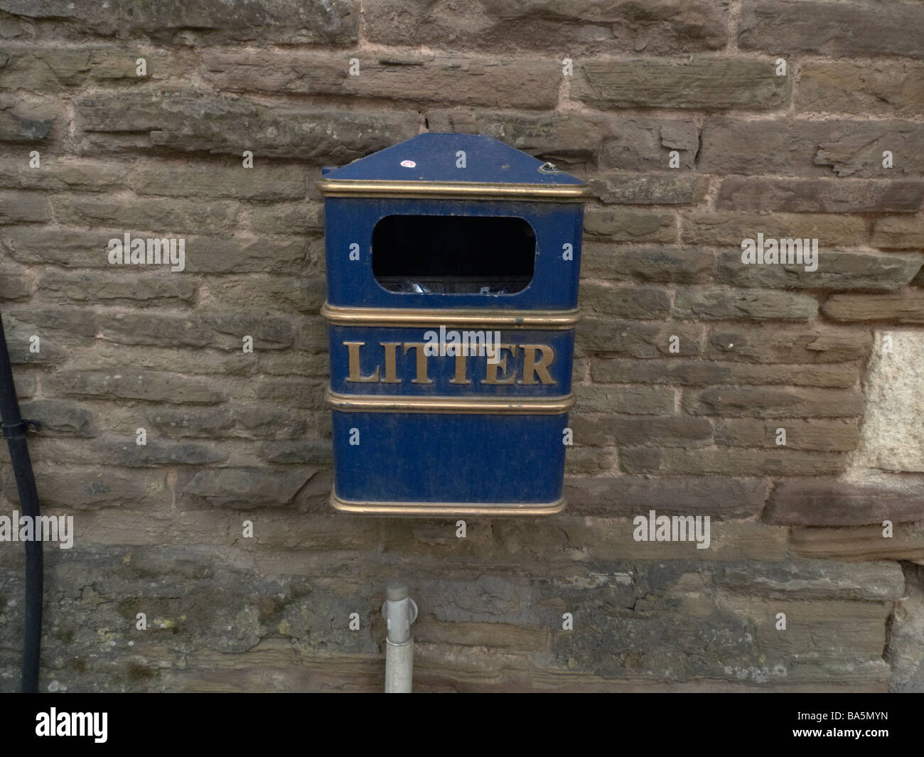 Litter bin hi-res stock photography and images - Alamy