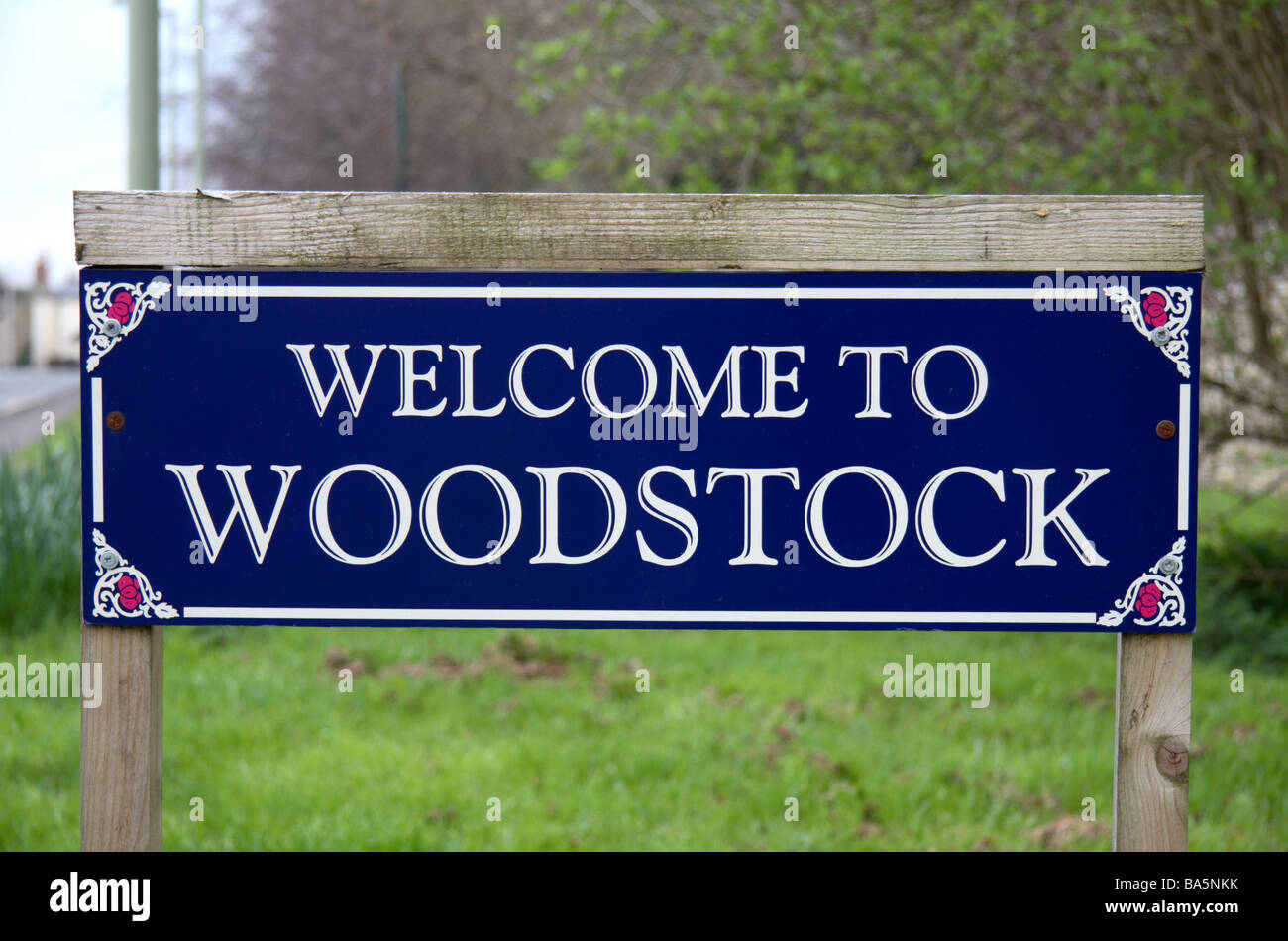 A 'Welcome to Woodstock' road sign at the entrance to Woodstock, Oxfordshire, UK.  April 2009 Stock Photo