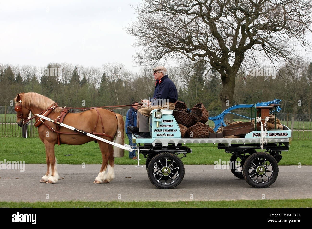Horse pulling cart hires stock photography and images Alamy