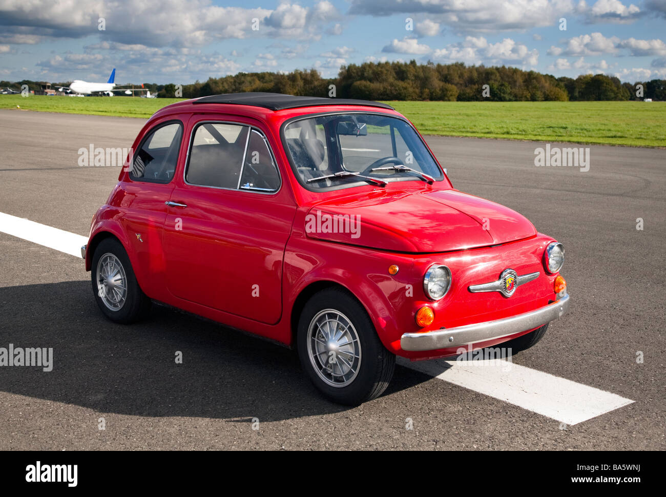 Scheinwerfer von einem weißen Fiat 500-Auto mit großen künstlichen  Augenbrauen ausgestattet Stockfotografie - Alamy