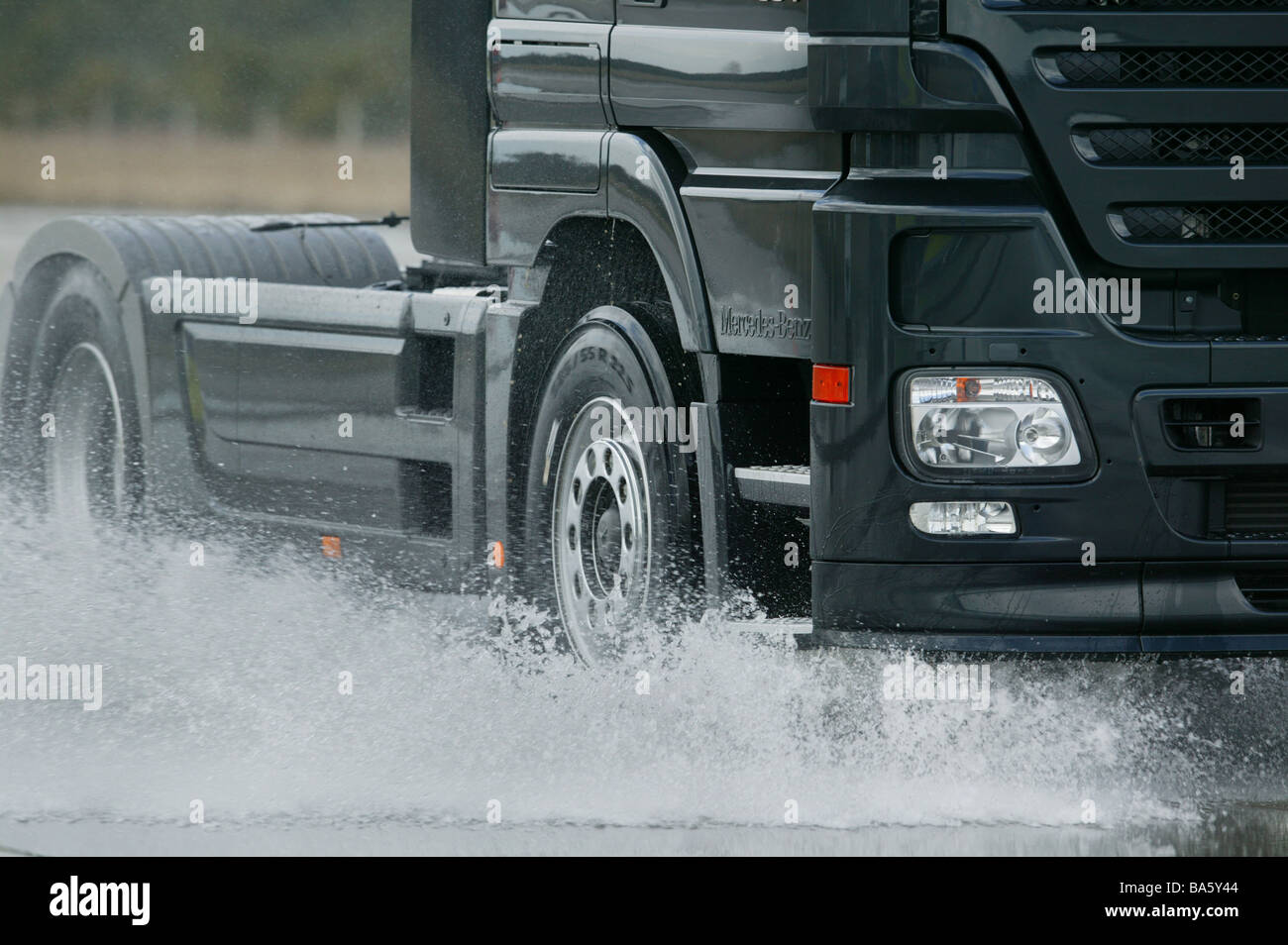 Aquaplaning-Gefahr drive test-route Mercedes-Lkw basins no property release courses test-courses water Aquaplaning simulation Stock Photo