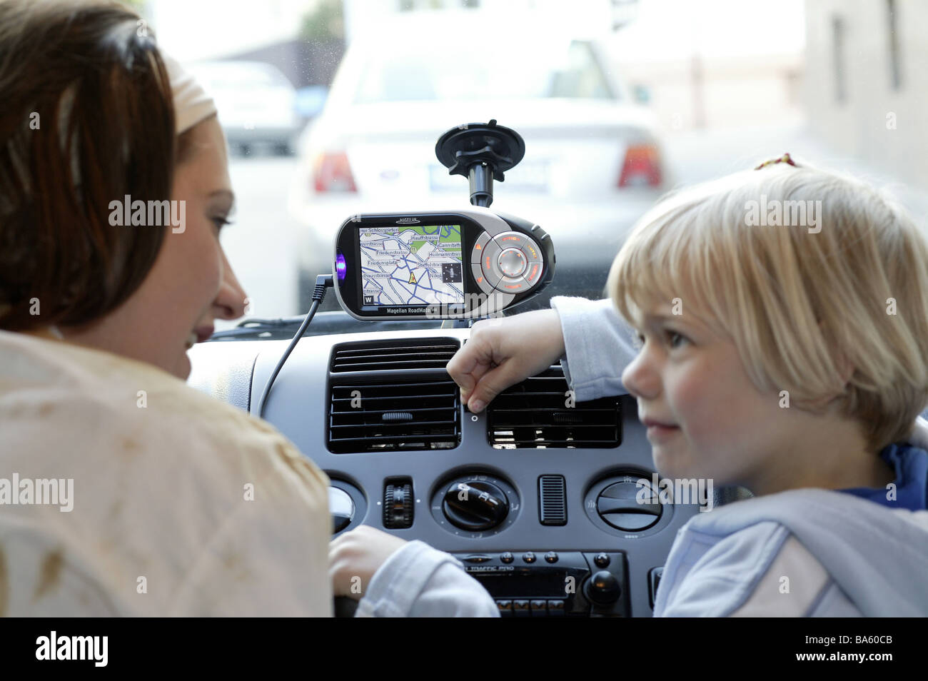 Mother child Autofahren navigation-system car vehicle private car indoors woman motorist windscreen mounting Stock Photo