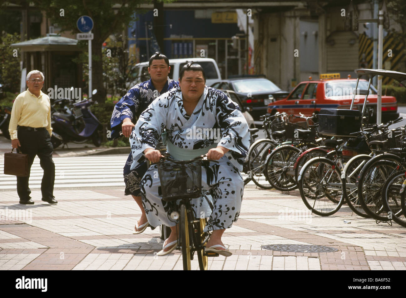 Tokyo Japan Sumo-Ringer bicycles consecutively no models release Asia people men Sumoringer wrestlers traditionally bicycles Stock Photo