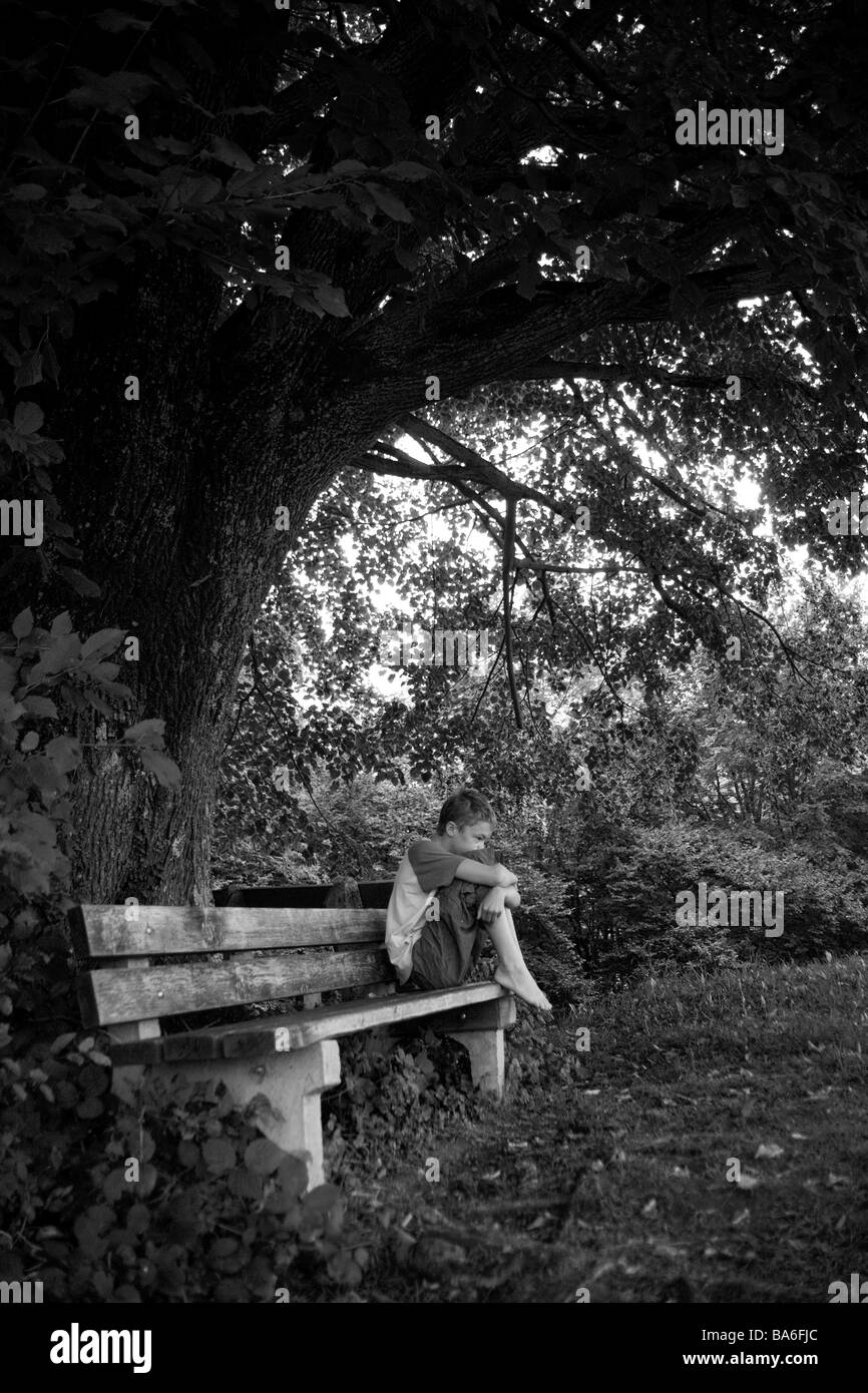 Tree boy bank sits sorrowfully thoughtfully s/w child 13 years however park linden benches park-bank summers outside thoughts Stock Photo