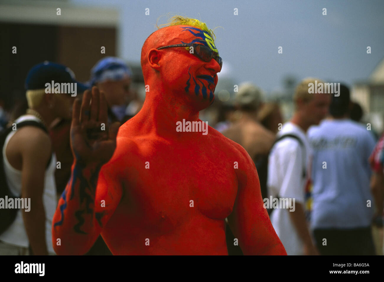 USA Woodstock festival man body-painting red sun glass gesture detail no models release North America party party bodies event Stock Photo