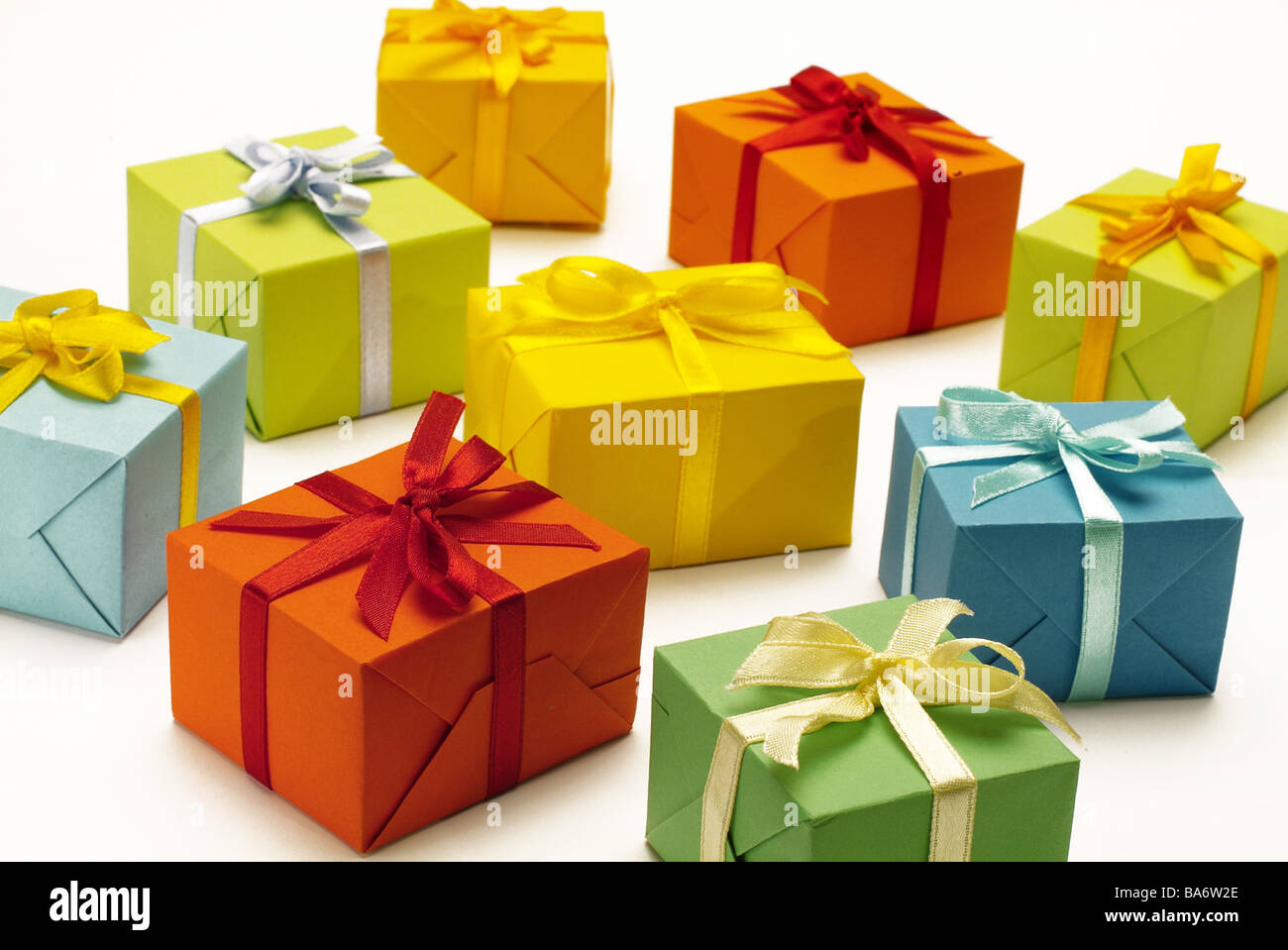 Gifts packs colorfully differently Geschenpakete package packet boxes