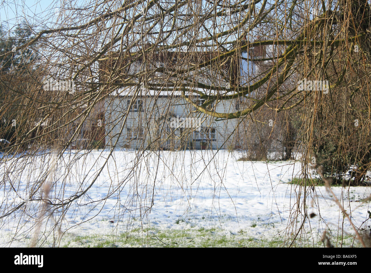 Cottage in the snow Stock Photo - Alamy
