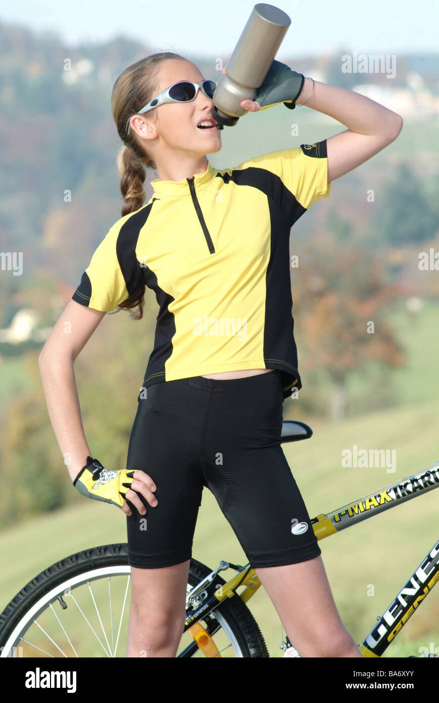 Girls bicycle-clothing Mountainbike Trinkflasche detail drink people child blond sun glass jersey rest refreshment-beverage Stock Photo