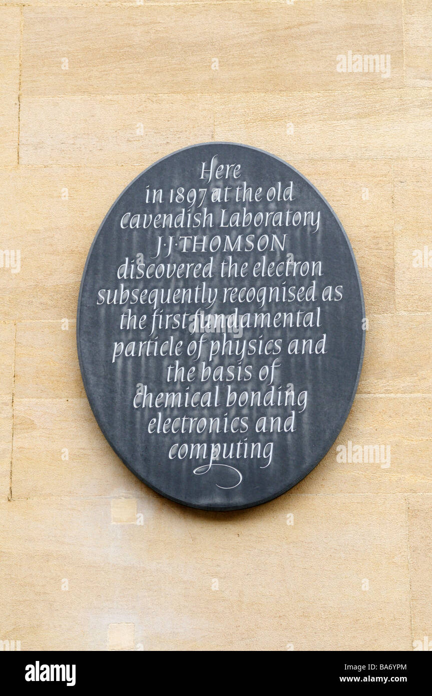 Plaque commemorationg the discovery of the electron on the Old Cavendish Laboratory, Free School Lane, Cambridge England UK Stock Photo