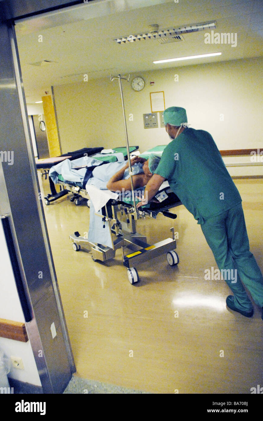 Hospital keepers OpKleidung patient transportationday bed pushes