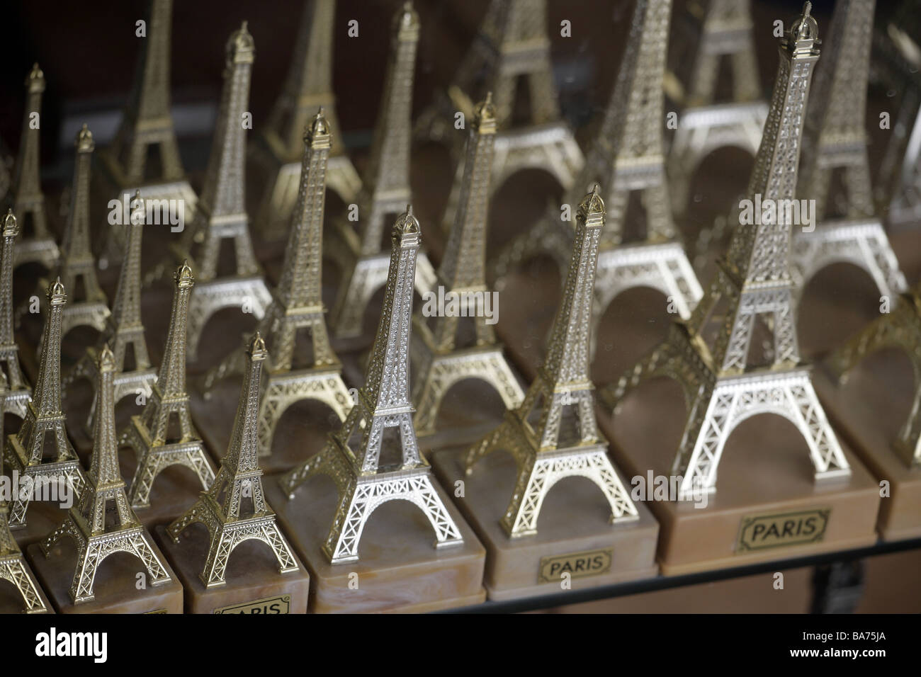 France Paris souvenirs Eiffelturm-Miniaturen Stock Photo