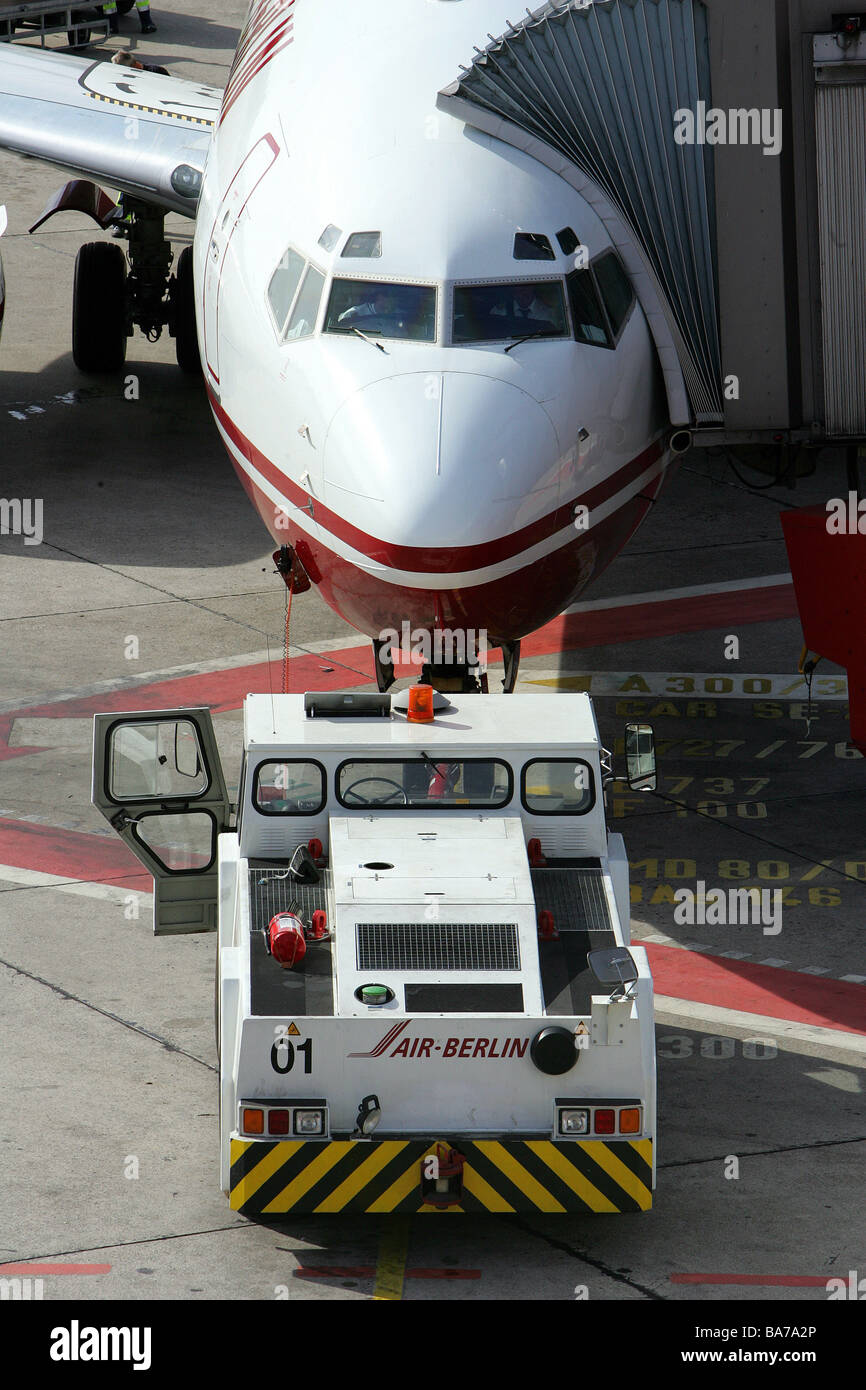 https://c8.alamy.com/comp/BA7A2P/runway-airplane-detail-schleppfahrzeug-detail-no-property-release-BA7A2P.jpg
