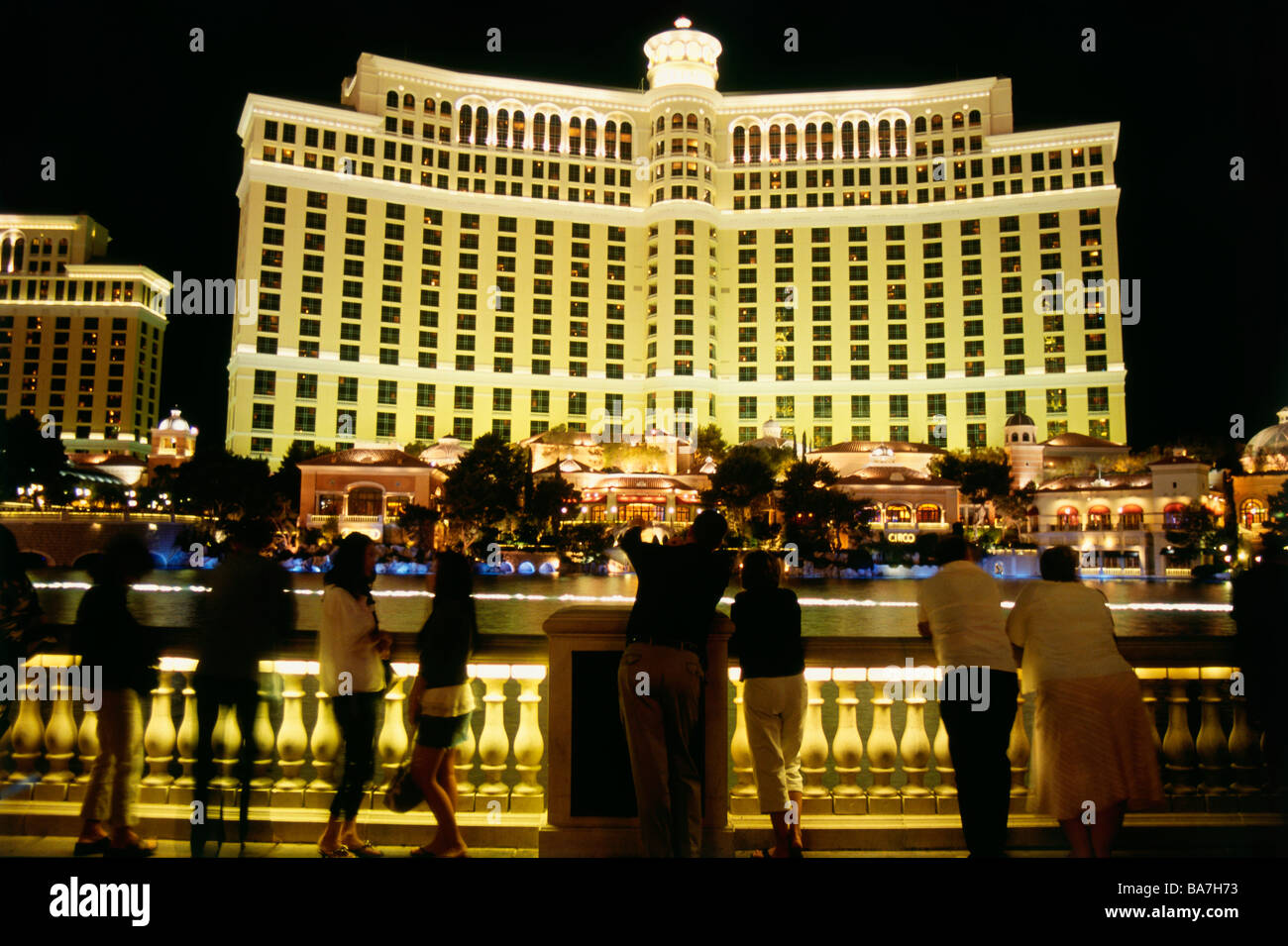 Viewers at night at fountain in front of Hotel Bellagio, Las Vegas, Nevada, USA, America Stock Photo