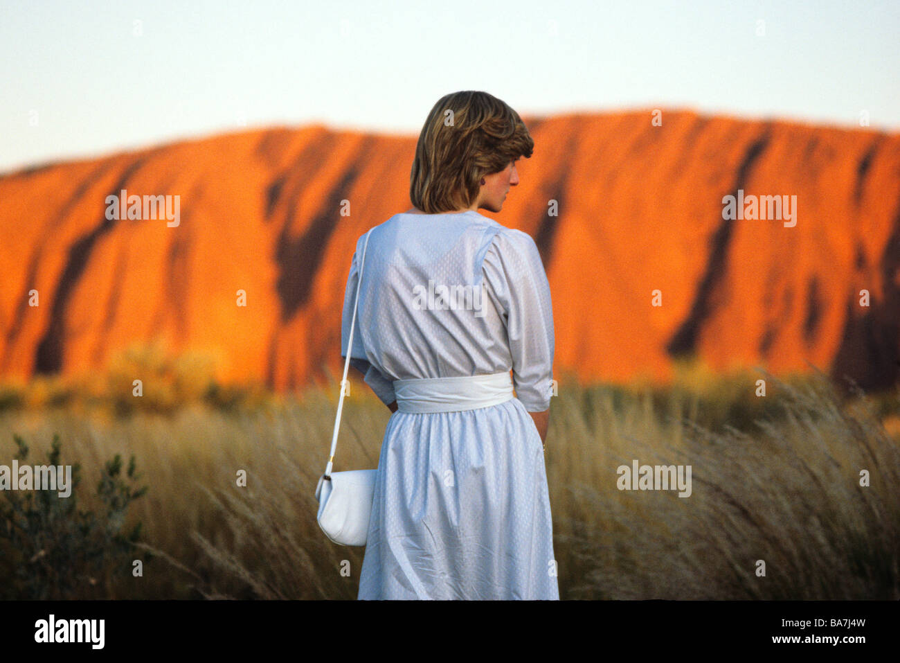 Princess Diana at Uluru watches the sunset on Ayers Rock march1983 Stock Photo