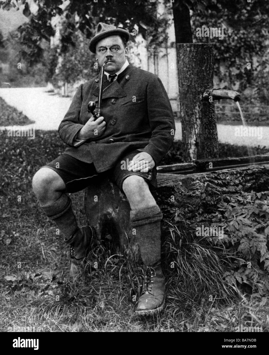 Thoma, Ludwig, 21.1.1867 - 26.8.1921, German author / writer, full length, sitting, circa 1910, Stock Photo