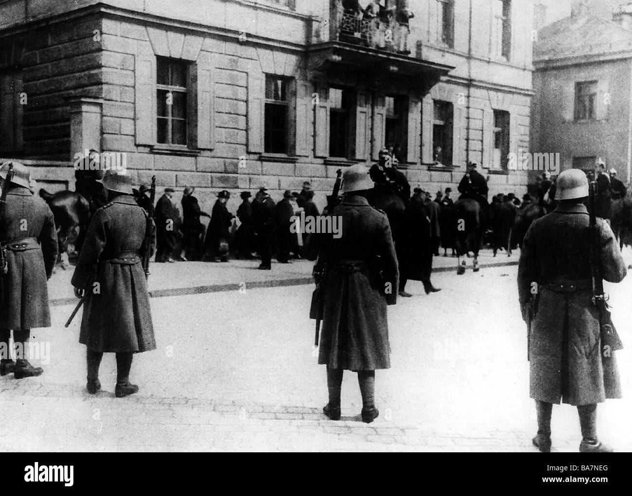 justice, lawsuits, Hitler Ludendorff Trial, People's Court, Munich, 26.2. - 1.4.1924, cordon by police outside of of the Central Infantry School, Blutenburgstrasse, March 1924, building, buildings, Reichswehr, high treason lawsuit, Erich Ludendorff, Adolf Hitler, trial, mistrial, court of justice, courts of justice, Beer Hall Putsch 1923, Hitler - Ludendorff - putsch, politics, policy, Germany, country police, Bavaria, German Reich, Weimar Republic, 1920s, 20s, 20th century, historic, historical, people, Stock Photo