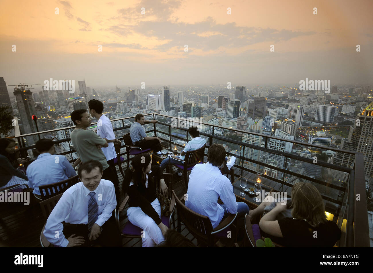 Evenings drinks in the Moon Bar with stunning views from Sukhothai Hotel, Bangkok, Thailand Stock Photo