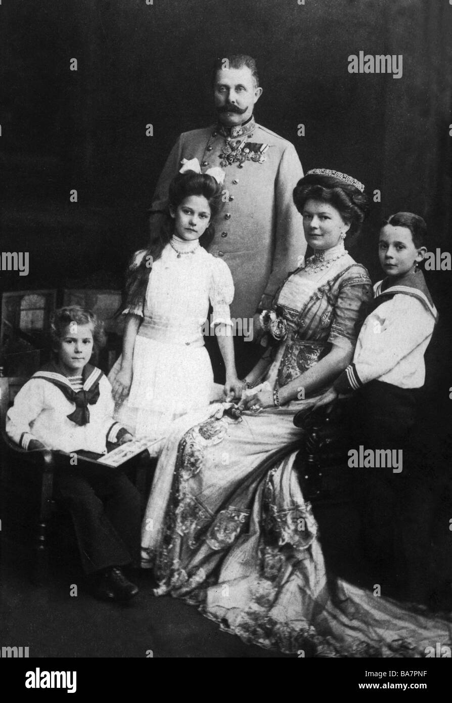 Francis Ferdinand, 18.12.1863 - 28.6.1914, Archduke, heir apparent of Austria-Hungary 30.1.1889  - 28.6.1914, half length, with family, photo postcard, circa 1913, Stock Photo