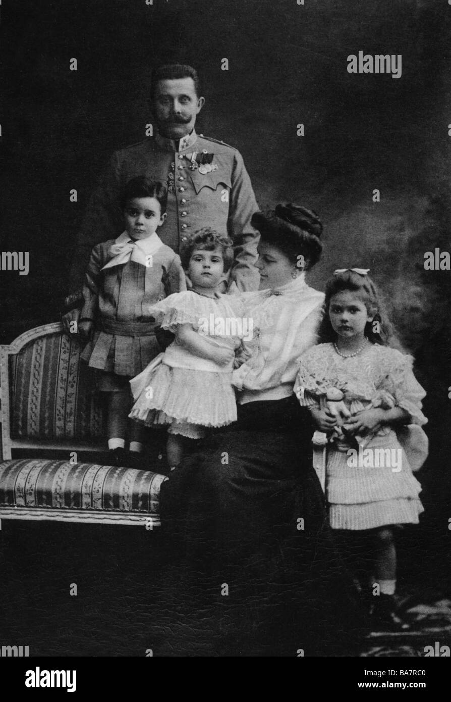 Francis Ferdinand, 18.12.1863 - 28.6.1914, Archduke, heir apparent of Austria-Hungary 30.1.1889  - 28.6.1914, half length, with family, photo postcard, circa 1910, Stock Photo