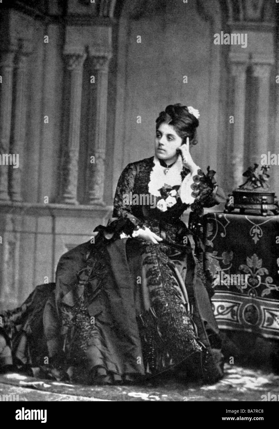 Vetsera, Mary von, 19.3.1871 - 30.1.1889, Austrian noblewoman, mistress of Crown Prince Rudolf of Austria, her mother Baroness Helene Vetsera nee Baltazzi (1847 - 1925), half length, sitting, photo, 19th century, Stock Photo