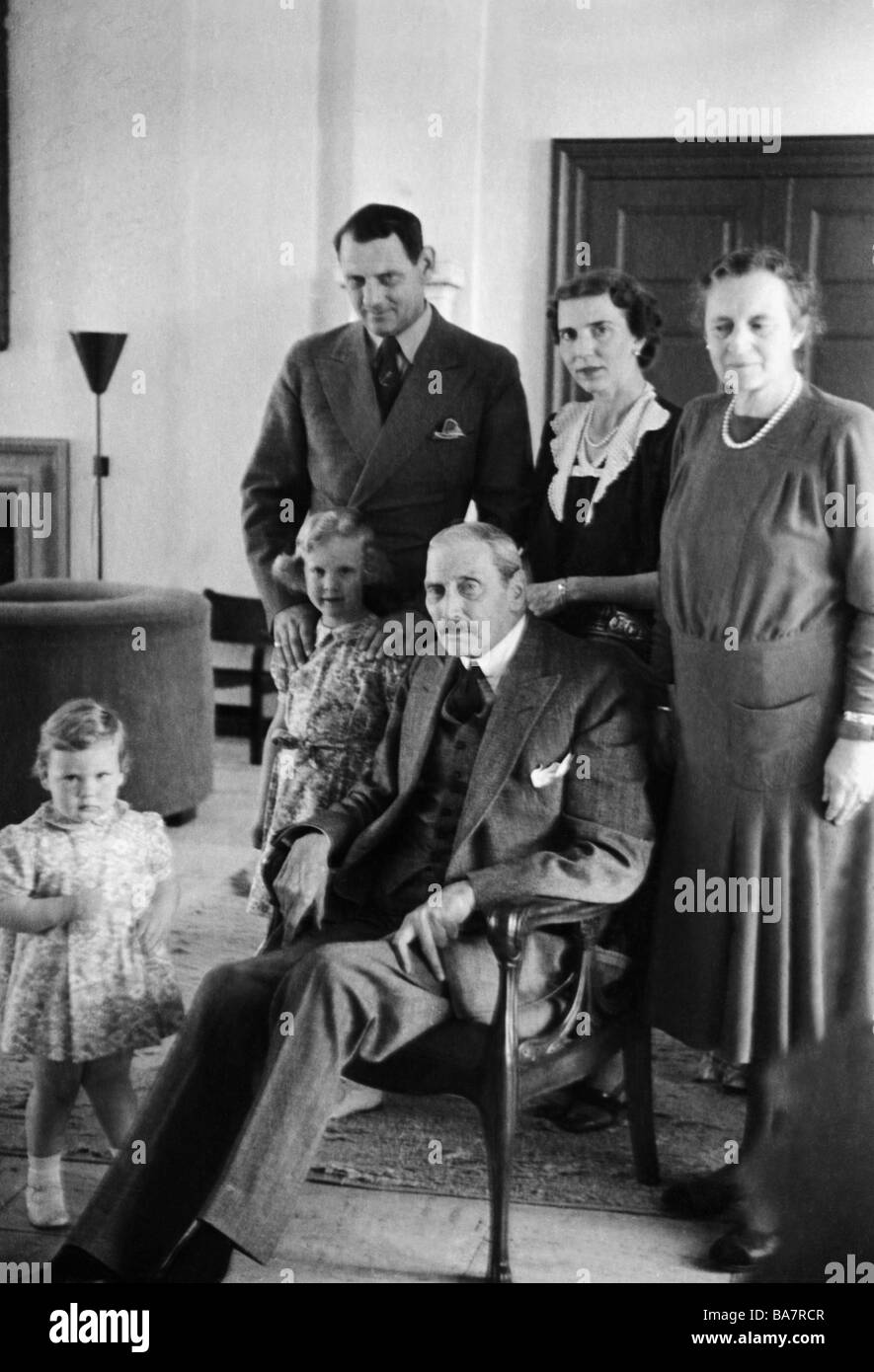 Christian X, 26.9.1870 - 20.4.1947, King of Denmark 1912 - 1947, group picture, with his wife Alexandrine, Crown Prince Frederik, Crown Princess Ingrid and their daughters Margrethe and Benedikte Astrid Ingeborg Ingrid, 1946 / 1947, Stock Photo
