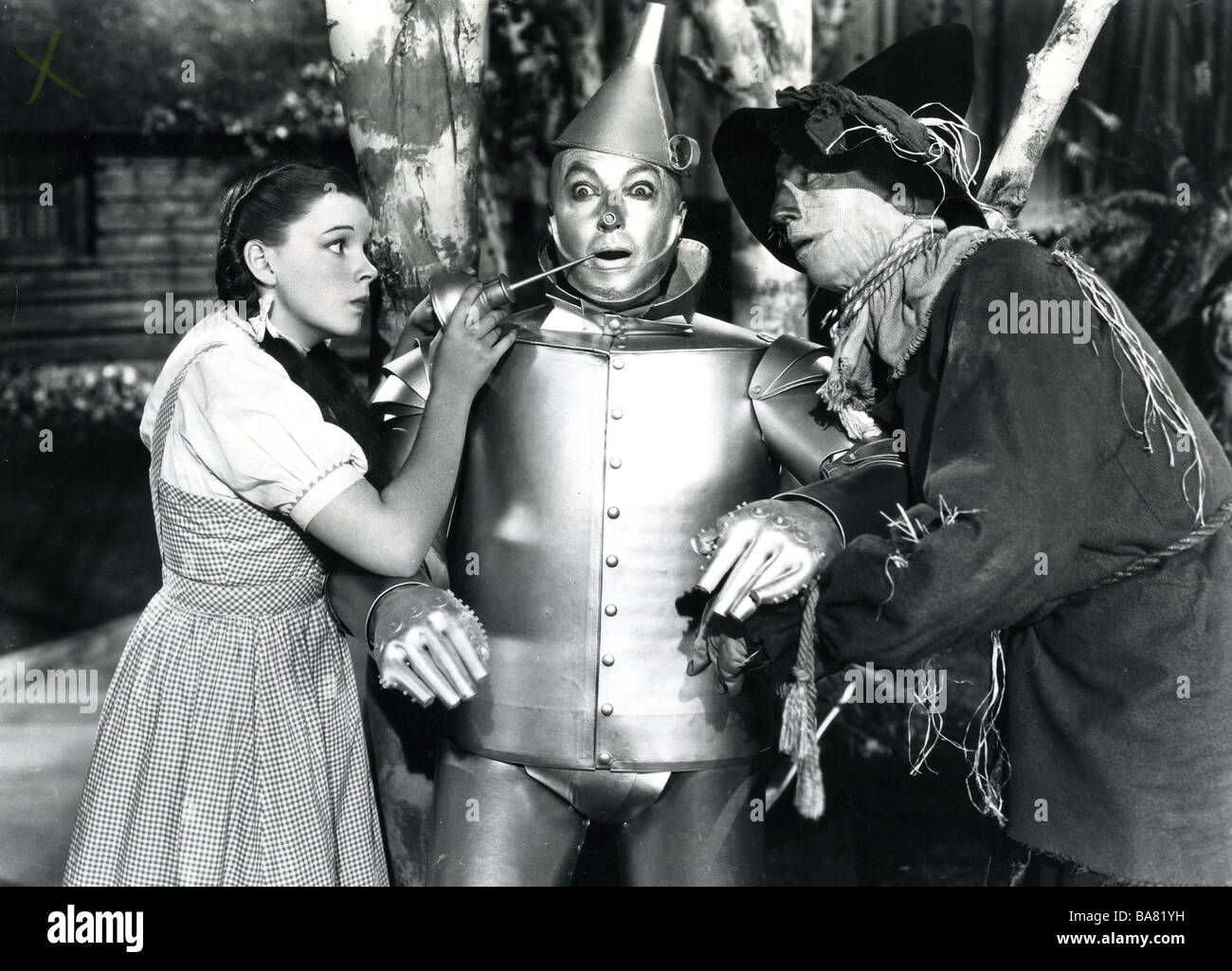 THE WIZARD OF OZ   1939 MGM film with from left Judy Garland, Oliver N Hardy as the Tin Man and Larry Semon as the Scarecrow Stock Photo