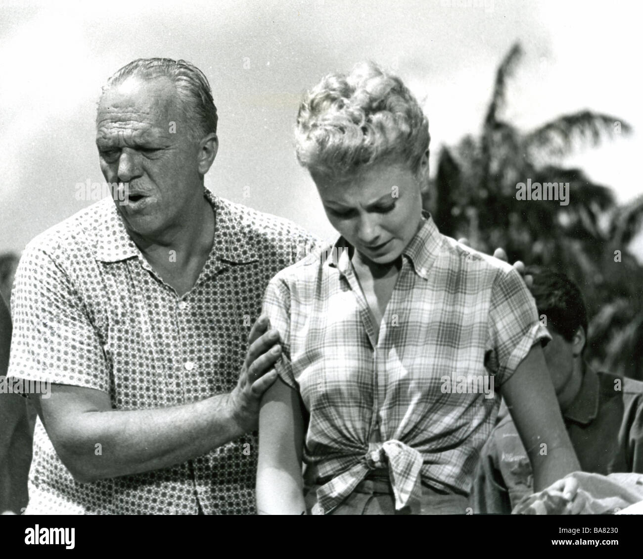 SOUTH PACIFIC 1958 Magna film musical. Director Joshua Logan rehearses a scene with Mitzi Gaynor Stock Photo