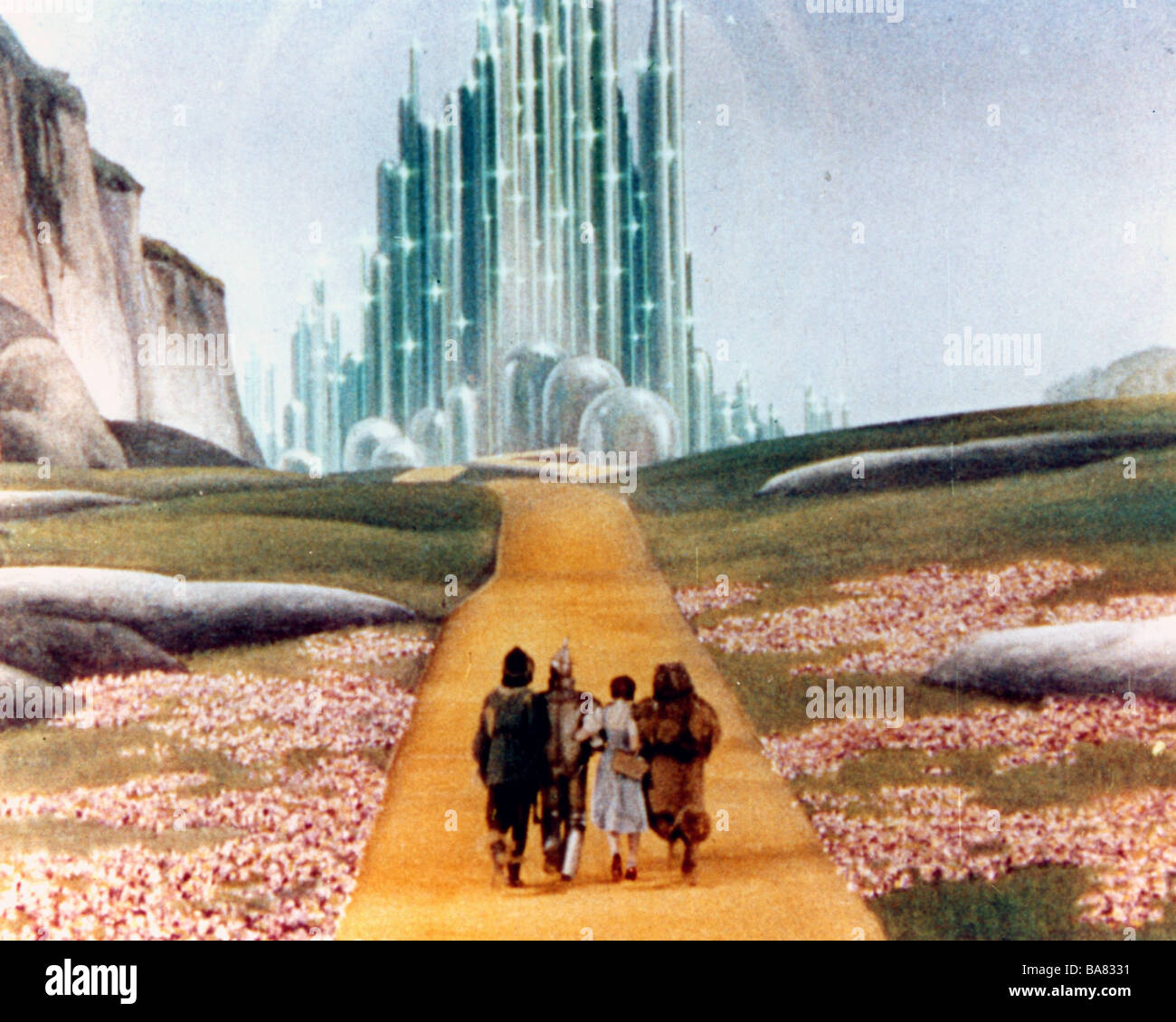 THE WIZARD OF OZ  1939 MGM film. Judy Garland and friends walking the Yellow Brick Road to Emerald City - see Description below Stock Photo