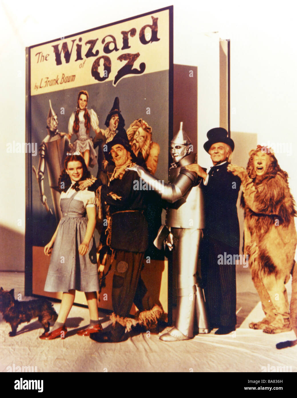 THE WIZARD OF OZ 1939 MGM film with from left Judy Garland, Ray Bolger