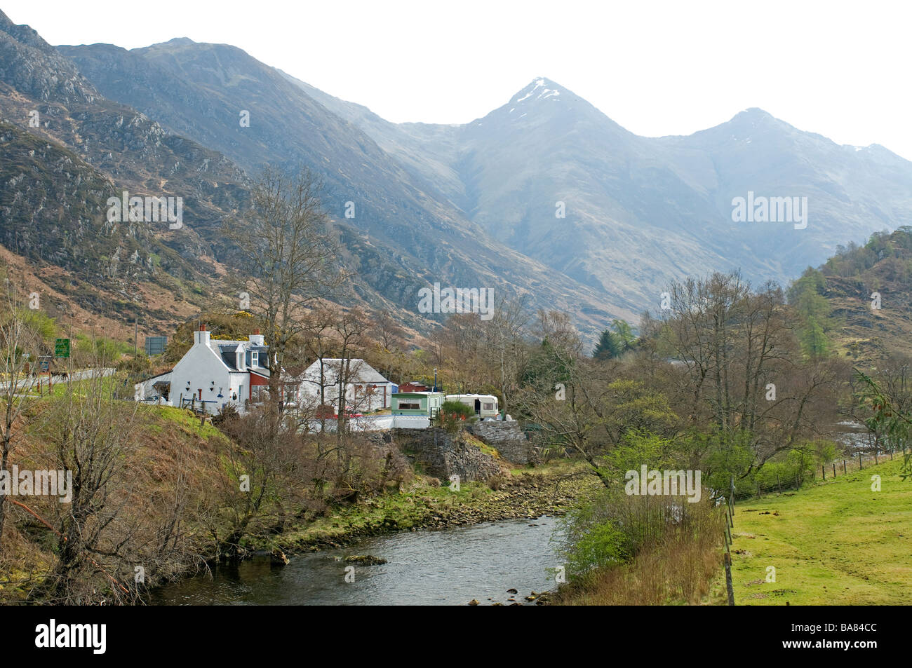The small quiet hamlet of Shiel bridge Ross-shire overlooked by the 7 sisters of Kintail Scottish Highlands.    SCO 2358 Stock Photo