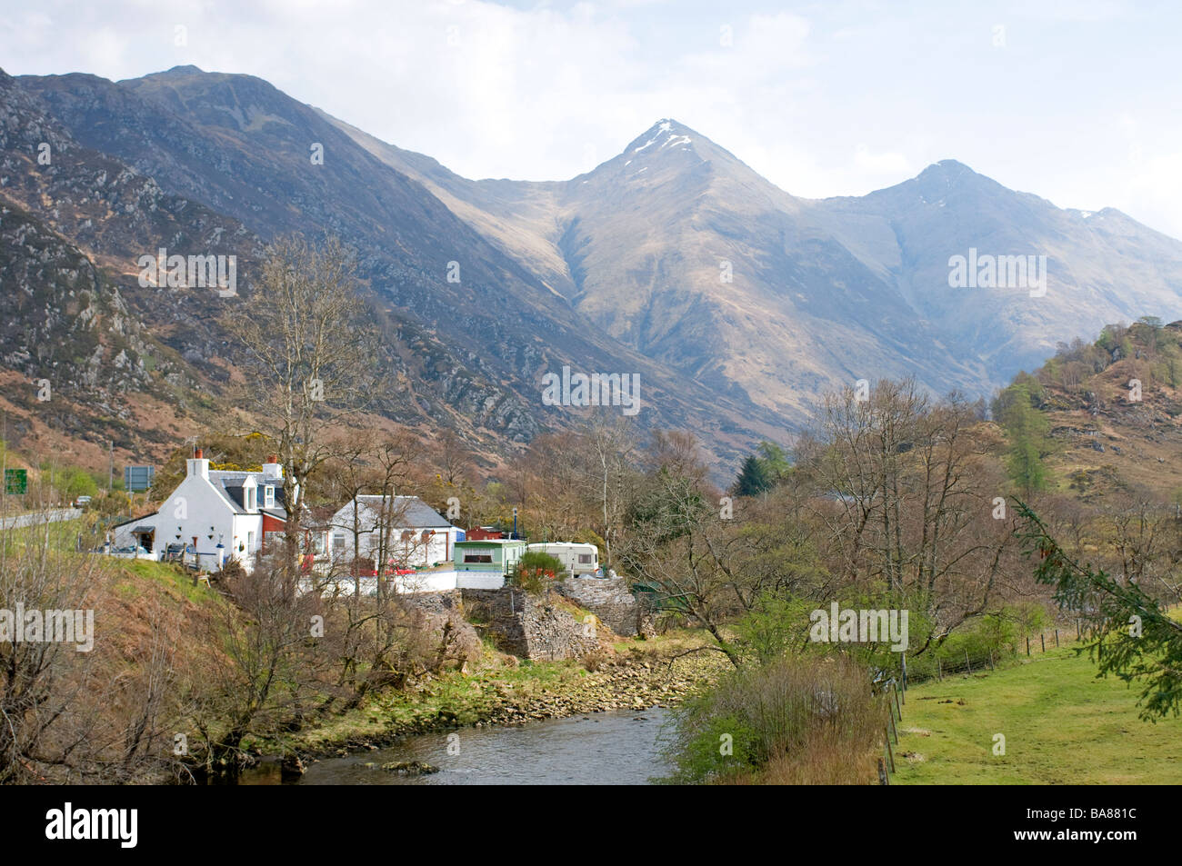 The small quiet hamlet of Shiel bridge Ross-shire overlooked by the 7 sisters of Kintail Scottish Highlands.   SCO 2375 Stock Photo