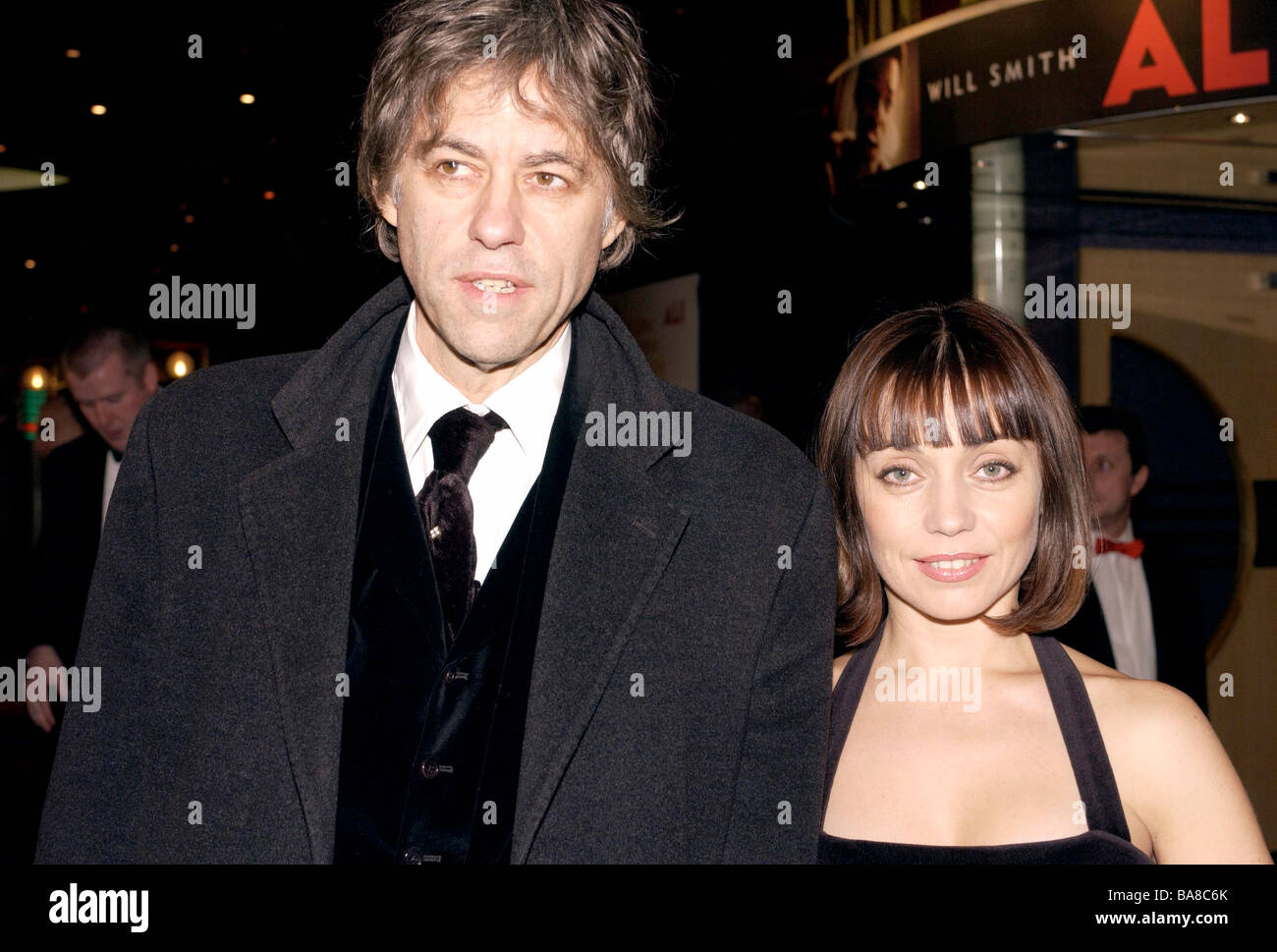MUSICIAN BOB GELDOF WITH GIRLFRIEND JEANNE MARINE AT CHARITY FILM PREMIERE OF THE FILM ALI IN LEICESTER SQUARE LONDON Stock Photo