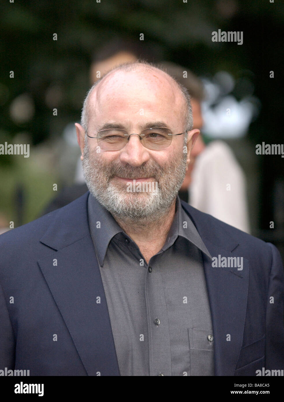 BOB HOSKINS WINKING AS AT SOCIETY PARTY IN CARLYLE SQUARE IN CHELSEA