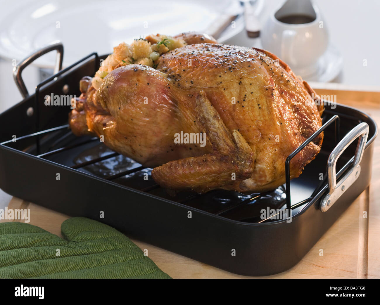 Thanksgiving turkey in roasting pan Stock Photo Alamy