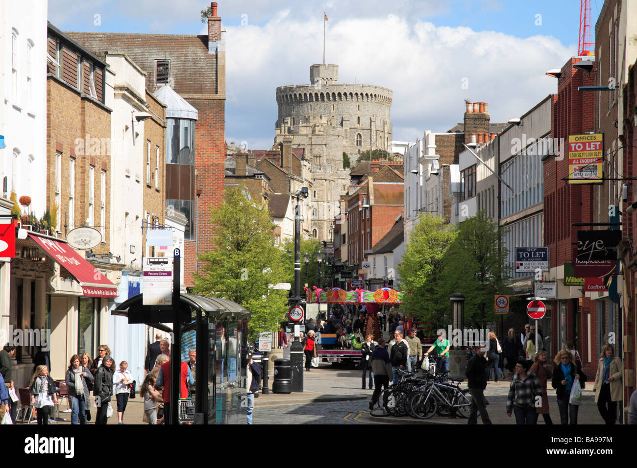 Windsor Castle Street View A View Up Peascod Street Towards Windsor Castle, Berkshire Stock Photo -  Alamy