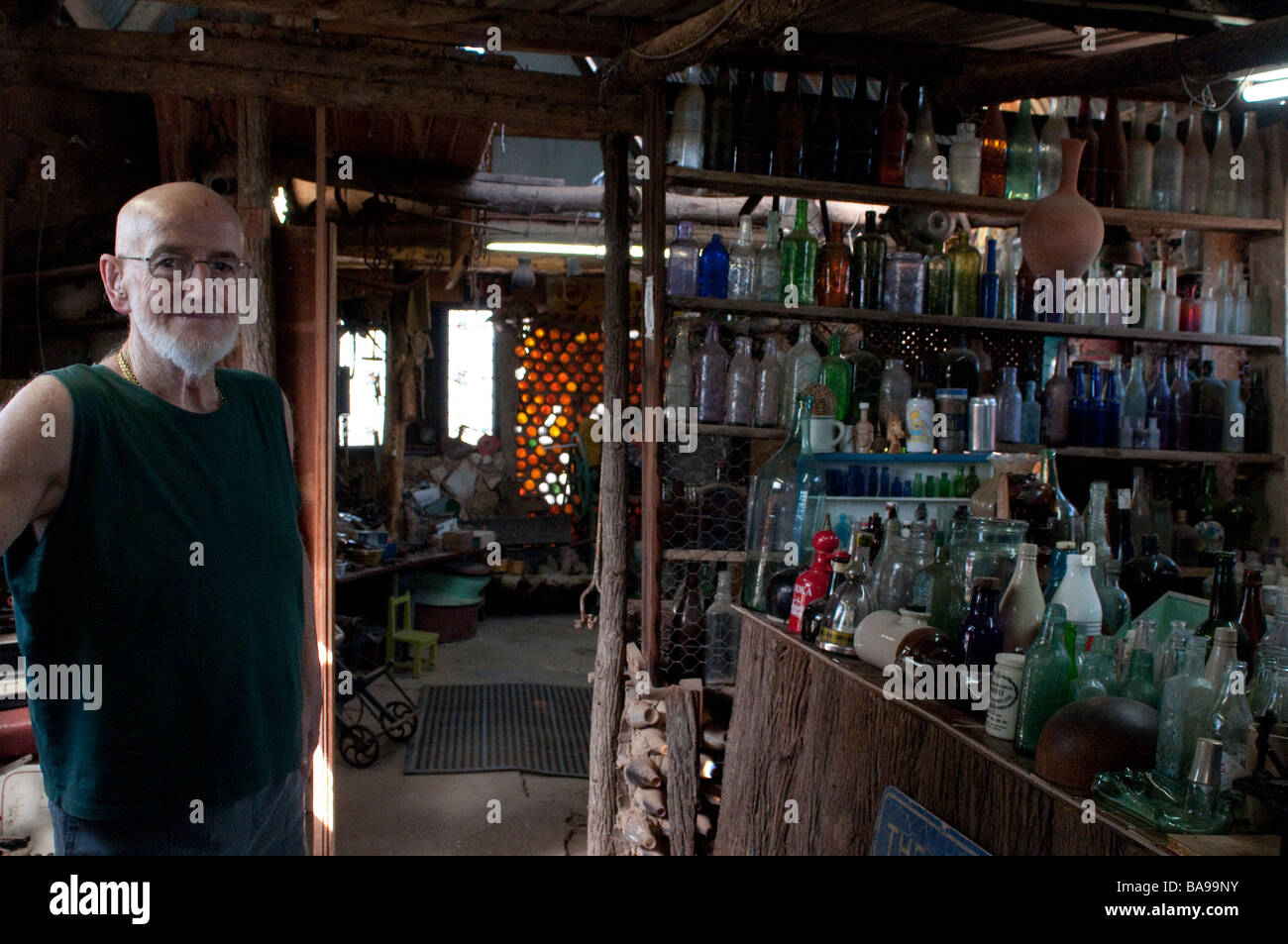 Bottle house lightning ridge new hires stock photography and images