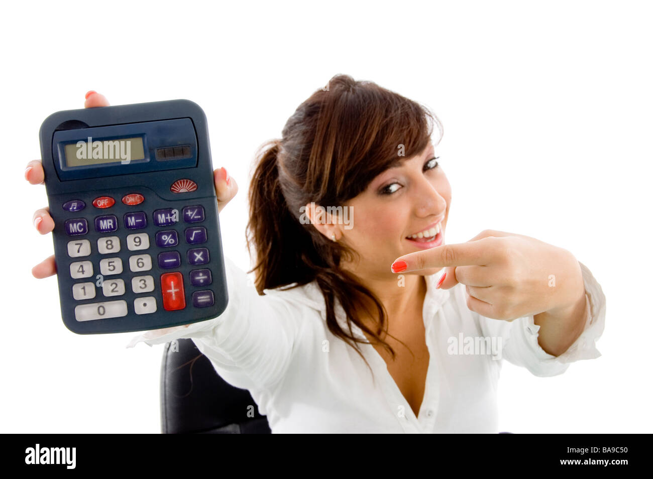 руководство для нянь: как поймать монстра фильм 2020. калькулятор для детей. девочка считает быстрее калькулятора. женщина с калькулятором. богатая девушка финансовый.