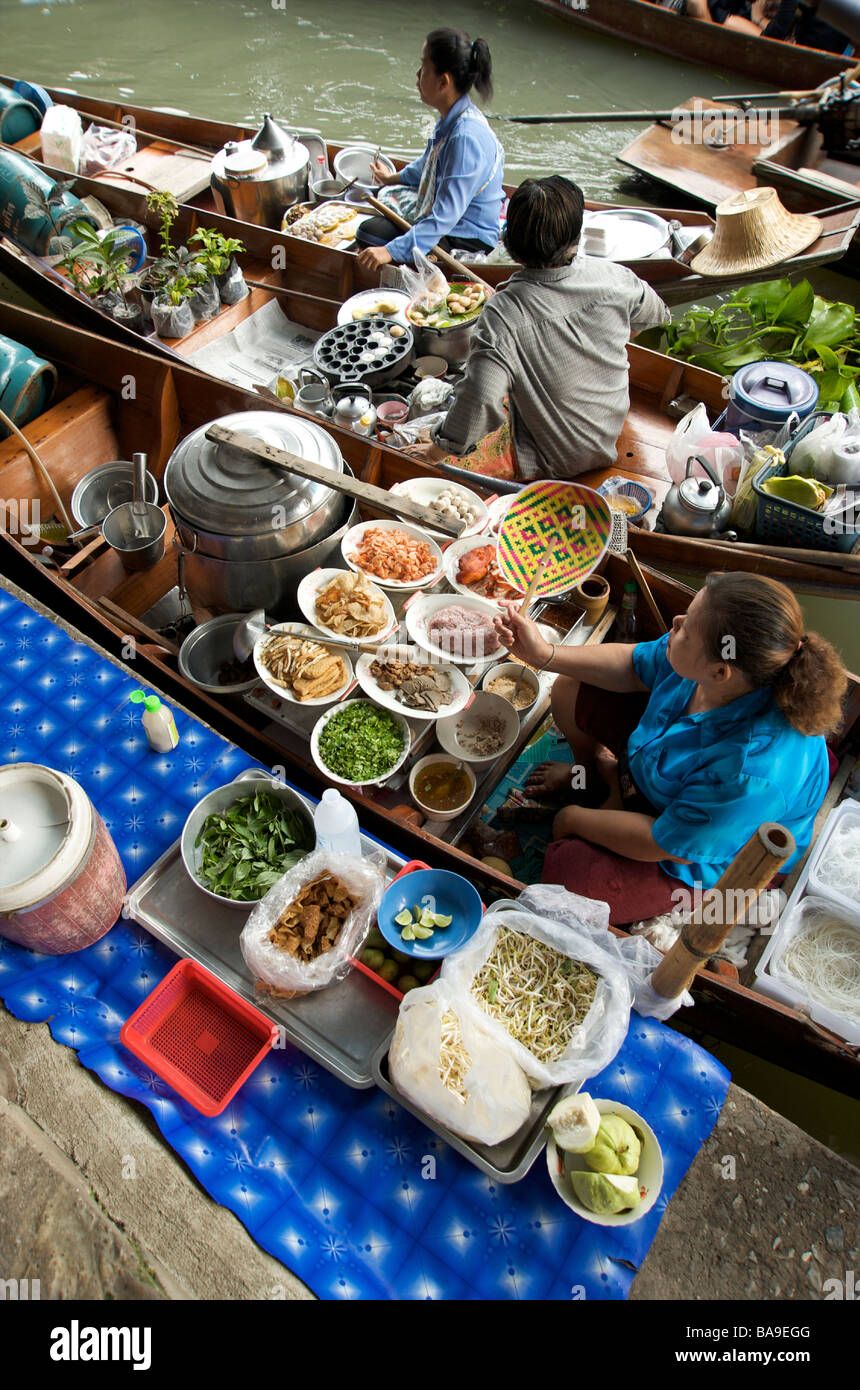 A food vendor cooking with a giant wok at the Taling Chan floating market  in Bangkok, Thailand Stock Photo - Alamy