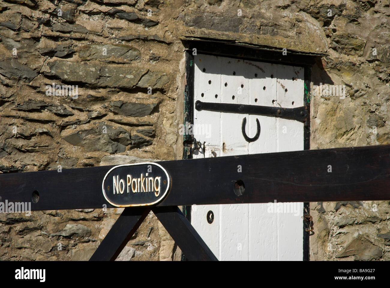 Sign - no parking - on gate Stock Photo - Alamy