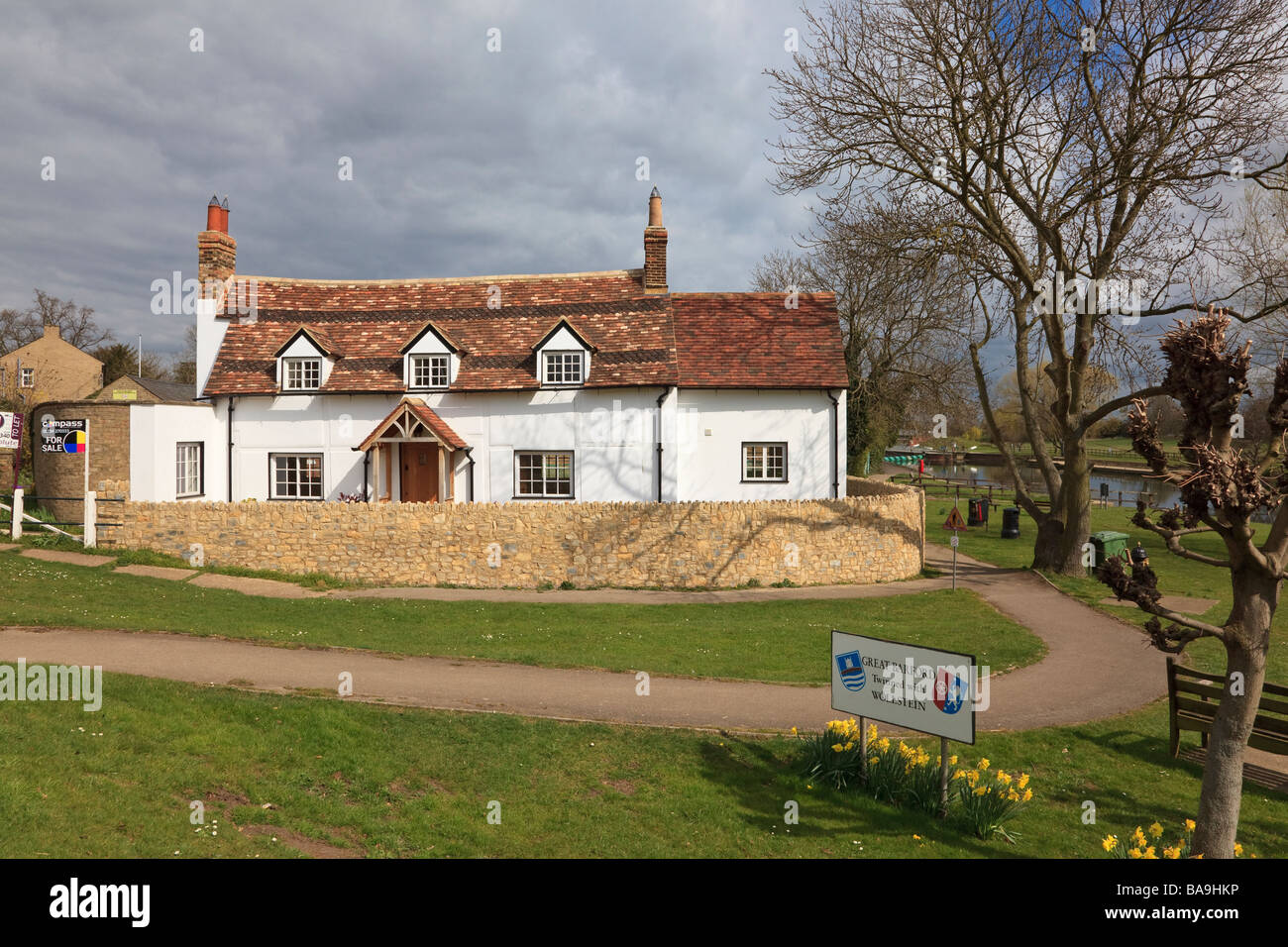 Attractive Cottage for sale on The River Great Ouse at Great Barford, Bedfordshire Stock Photo