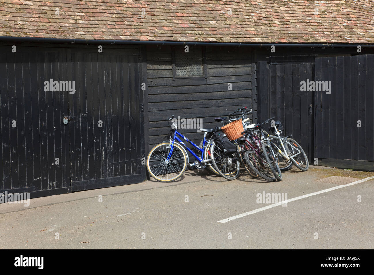 Bikes leaning up a barn outside The Anchor, Great Barford, Bedfordshire Stock Photo