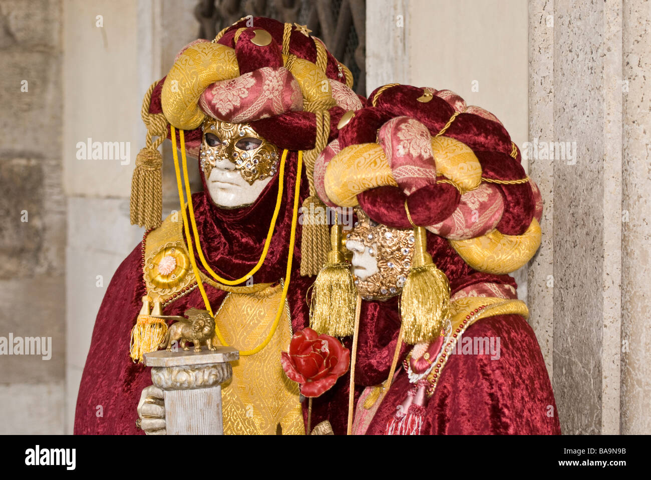 Venice carnival red gold couple hi-res stock photography and images - Alamy