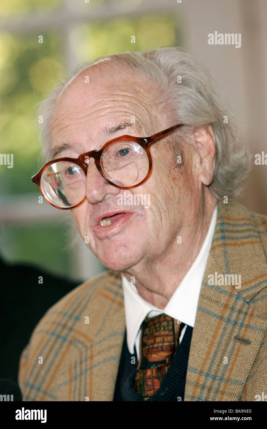 Author John Mortimer attends a literary lunch in Hatfield Heath Stock Photo