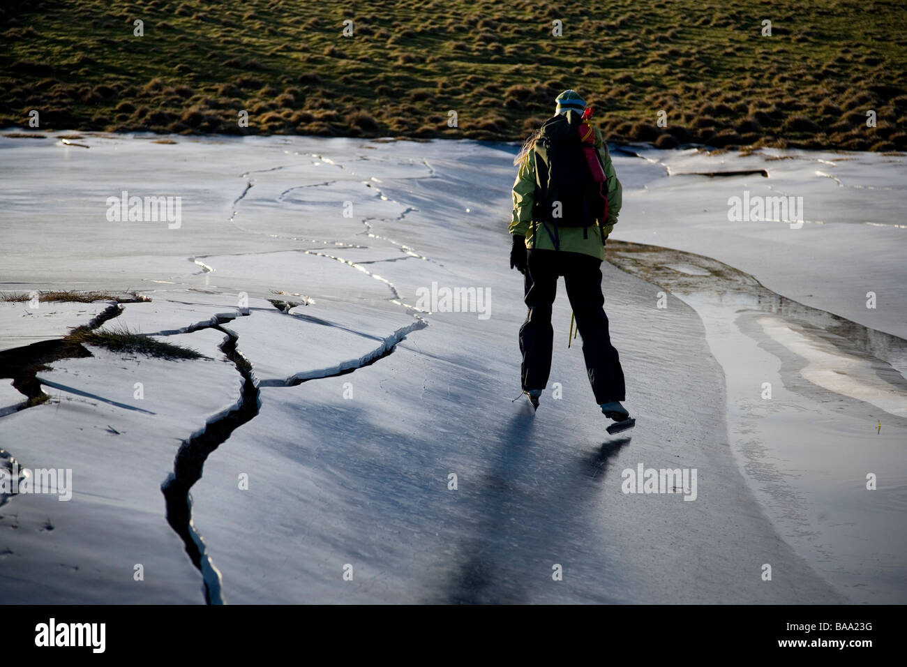 https://c8.alamy.com/comp/BAA23G/a-woman-ice-skating-on-a-frozen-lake-sweden-BAA23G.jpg